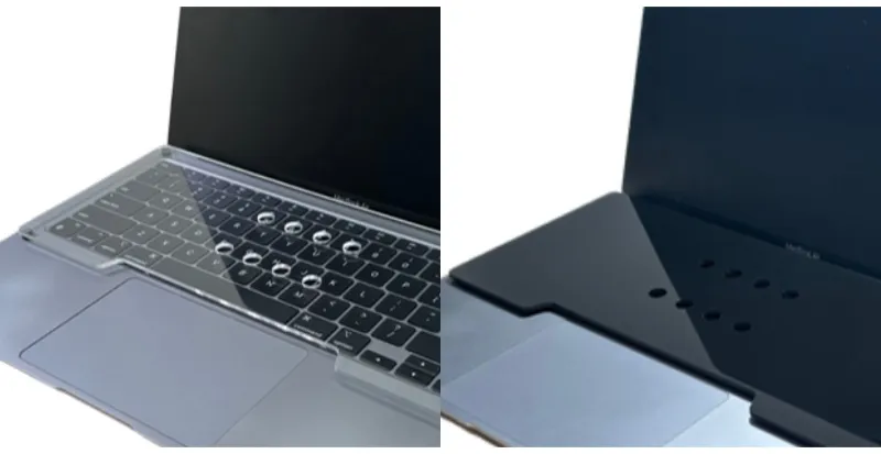 MacBook Airに置いた藤倉工房のキーボードカバー（透明とブラック、通気口付き）