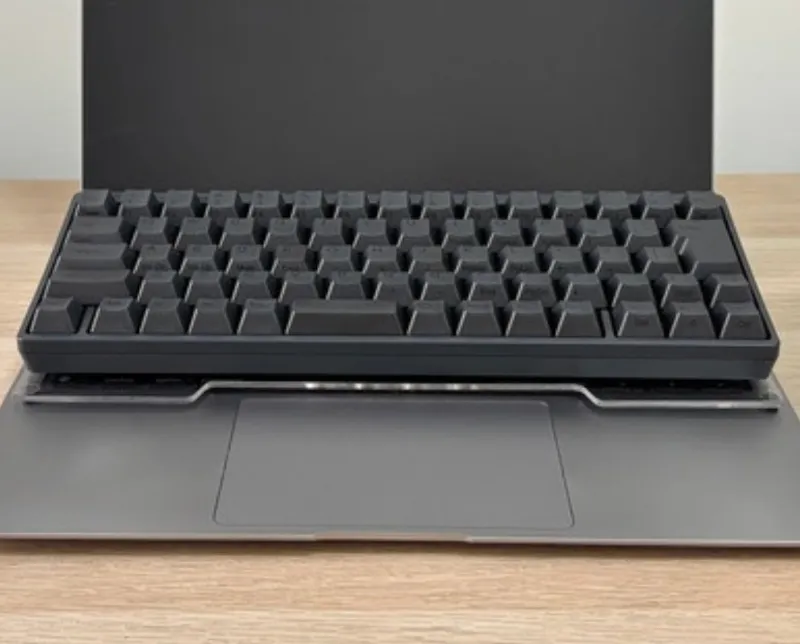 MacBook Airの上にキーボードカバーを置き、HHKBを載せた尊師スタイル