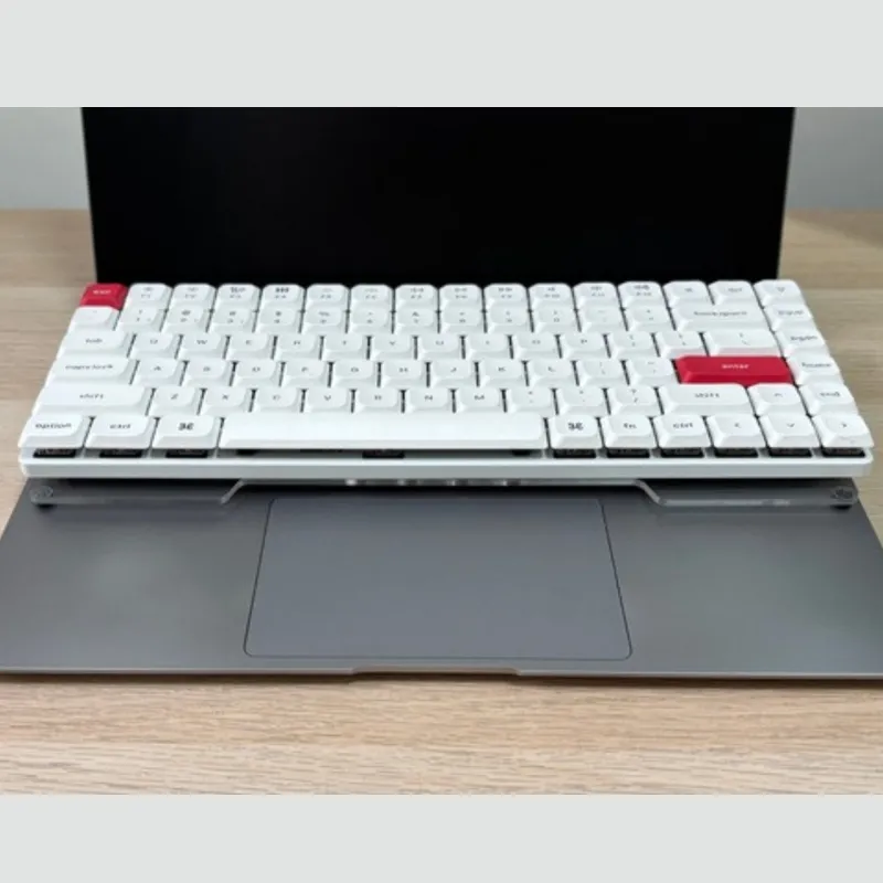 ノートパソコンの上にロープロファイルキーボードを載せた尊師スタイル